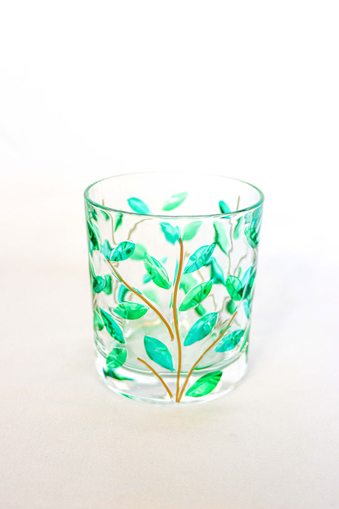 Vaso tallado decoración hojas verdes