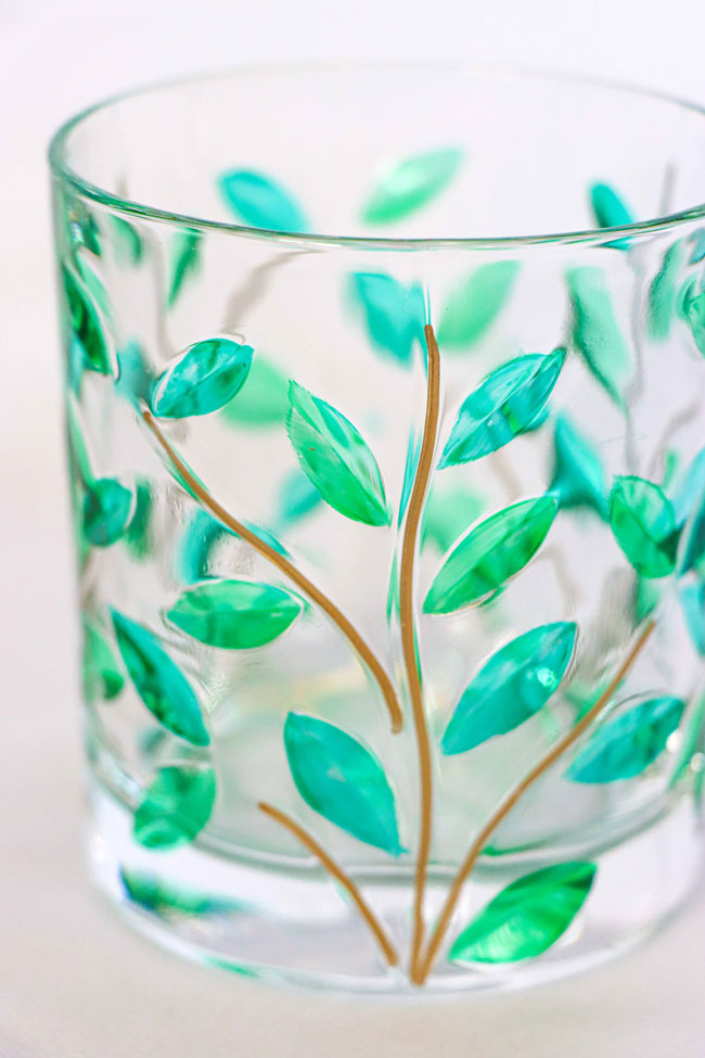 Vaso tallado decoración hojas verdes