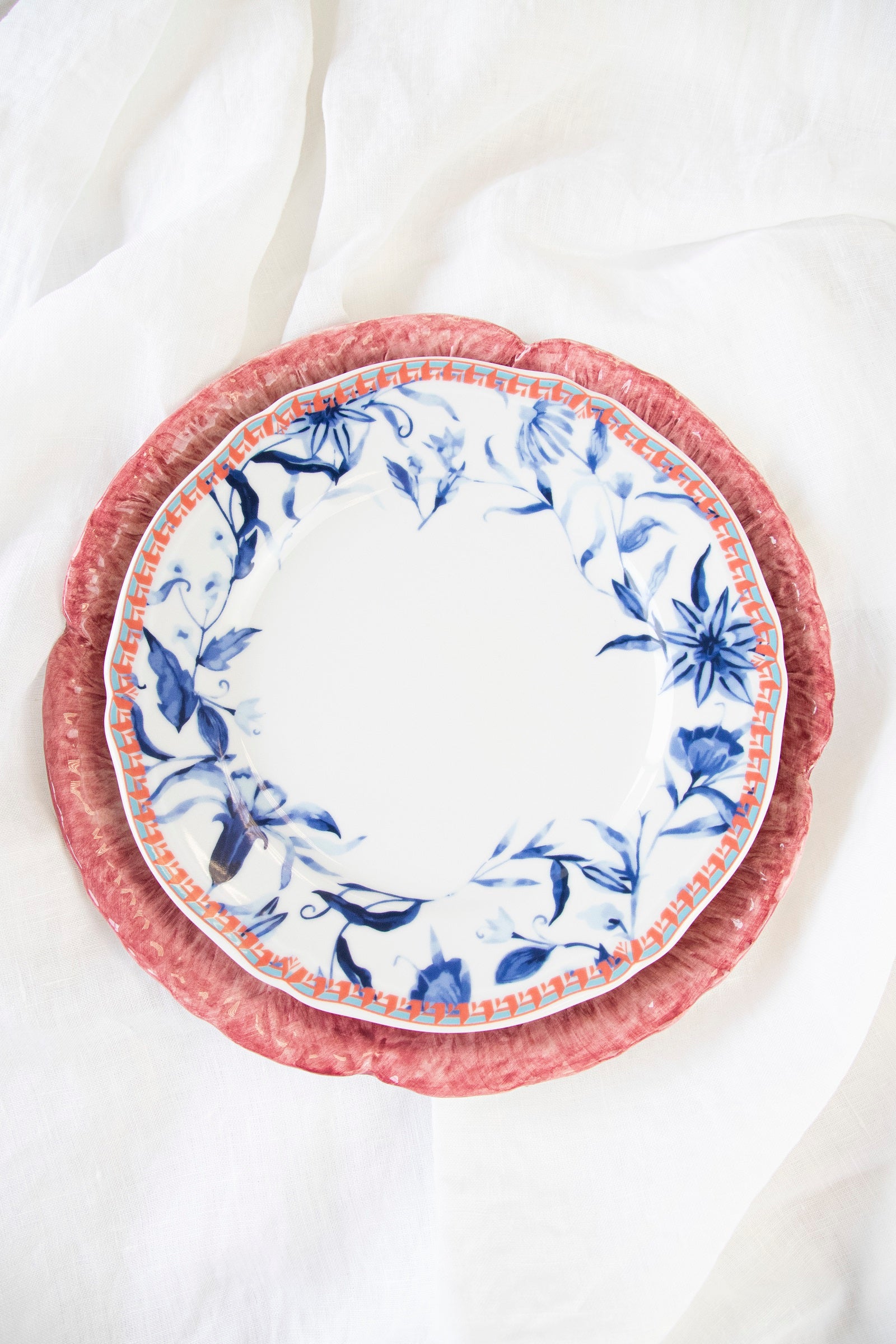 Set 4 platos postre flores azul ribete rojo Eugenia & Sushita 19cm